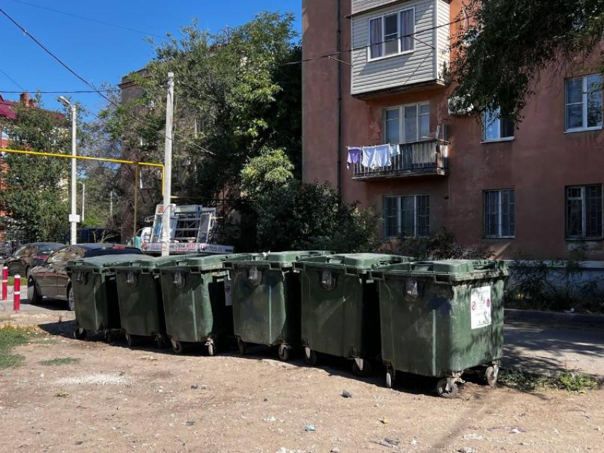 В Астрахани жителям улицы Джанибекова вернули мусорные баки