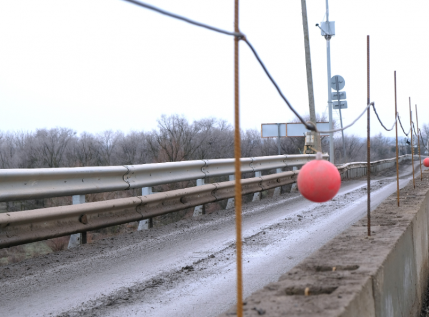 Под Астраханью ввели ограничение автодвижения по мосту через ерик Сухой Рычан