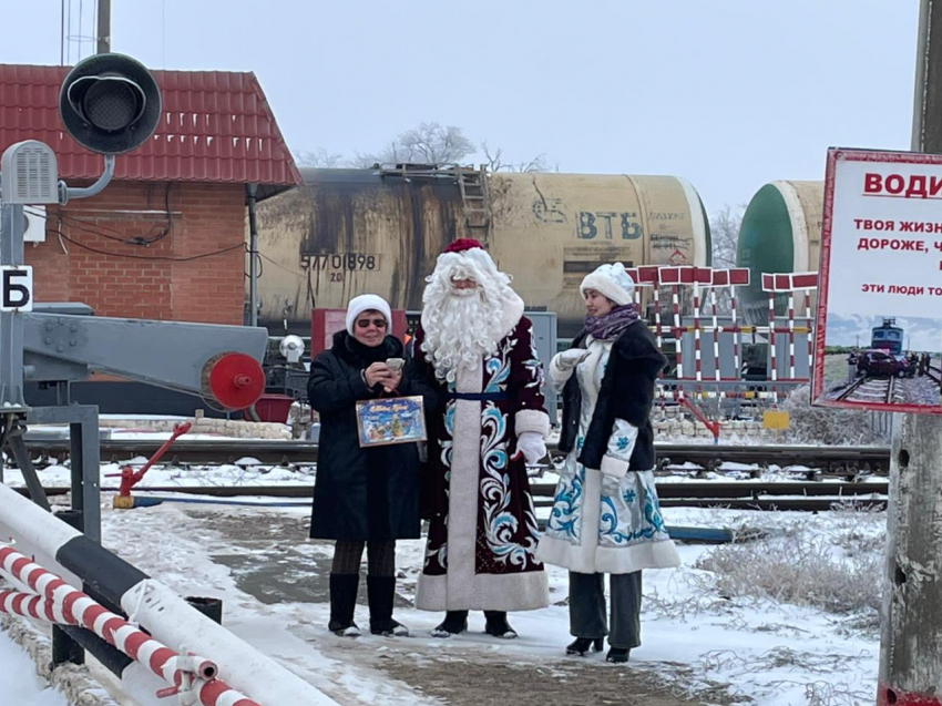 Железнодорожники поздравили автомобилистов с Новым годом 
