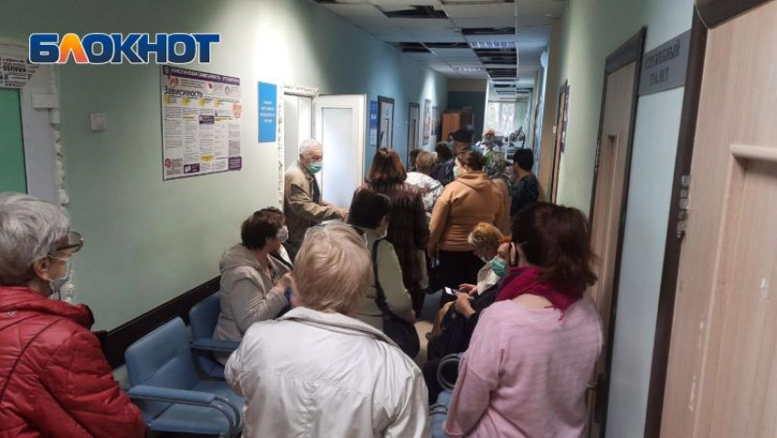Пациенты поликлиники в Астрахани чуть не подрались в очереди на сдачу крови