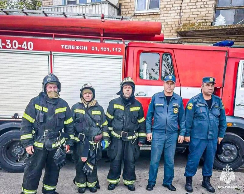 В Астрахани пожарные вырвали людей из лап смерти: как это было
