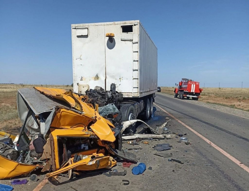 На астраханской трассе погиб водитель грузовика
