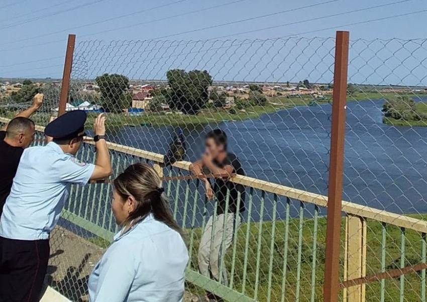 Сотрудники астраханского МЧС спасли мужчину, который хотел спрыгнуть с моста