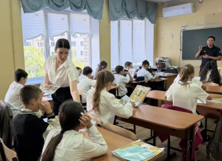 Юным жителям Астраханской области напомнили о правилах безопасности на железной дороге