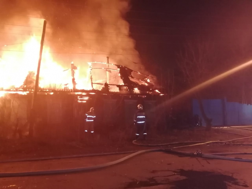 В центре Астрахани еще один дом сгорел дотла