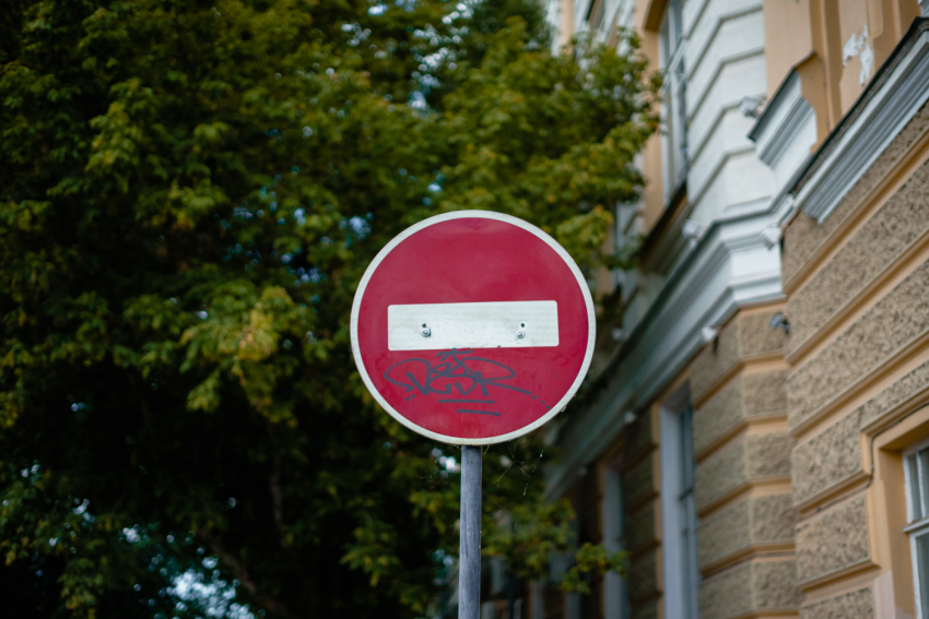 В среду машины не смогут проехать по одной из улиц Астрахани