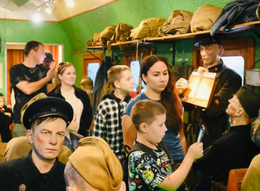 Астраханские школьники остались под впечатлением от «Поезда Победы»