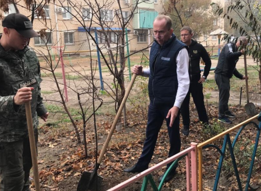 Игорь Седов помогает астраханцам озеленять дворы