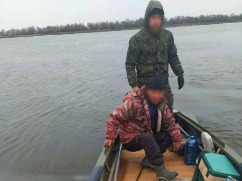 Под Астраханью местный житель помог спасти человека, унесенного льдиной
