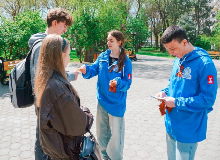 Астраханцам начали раздавать георгиевские ленты перед Днем Победы