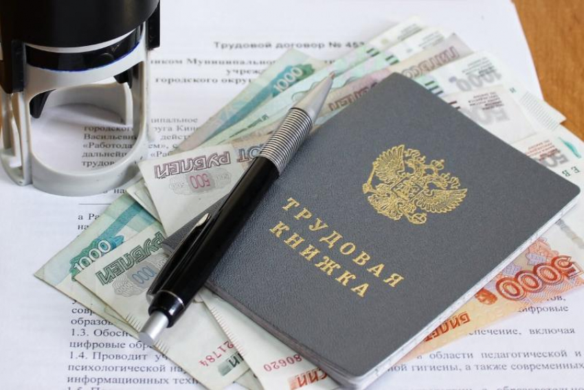Директор астраханской школы фиктивно трудоустроила к себе своего сына