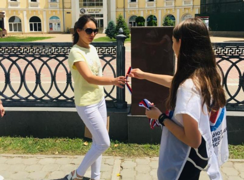 В Астрахани волонтеры раздадут более 2000 ленточек триколор