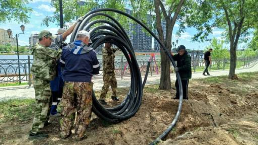 В Астрахани на набережной Приволжского Затона устанавливают поливочный водопровод