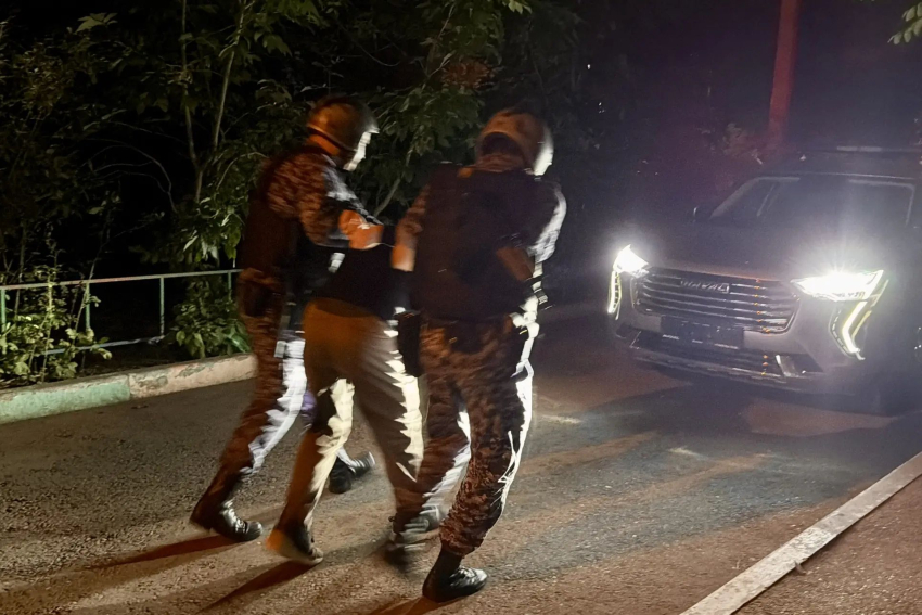 Разбил стекло, налетел на врача: скандал в астраханской больнице