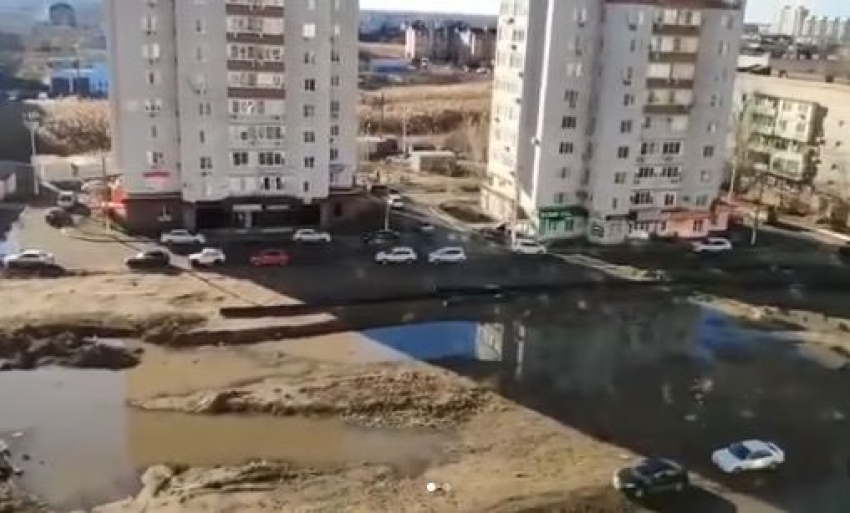 Уже нет сил: дерьмодемон поселился во дворе астраханской многоэтажки