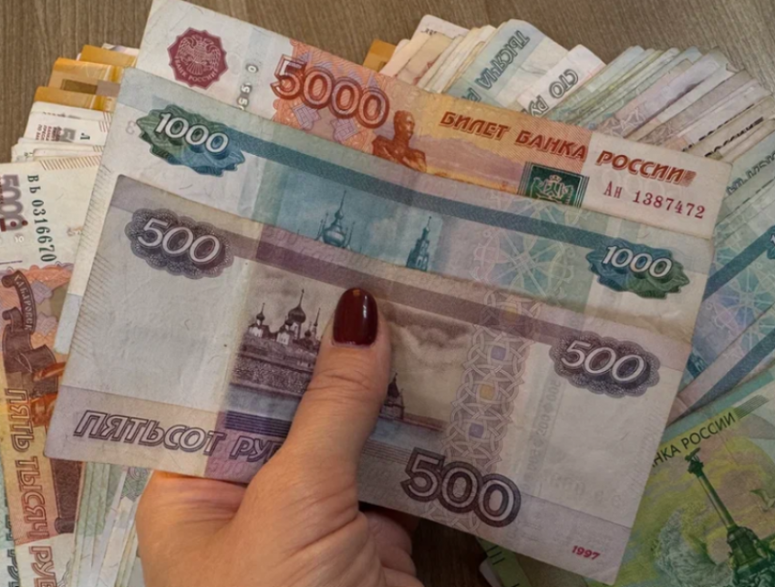 Молодая астраханка впустую потратила 350 тысяч рублей от центра соцподдержки