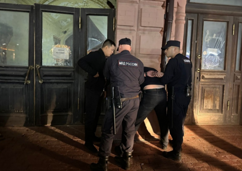 Астраханская полиция задержала 27 человек во время очередного ночного рейда по барам 