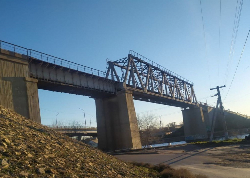 В Астрахани отремонтировали железнодорожный мост через Приволжский Затон