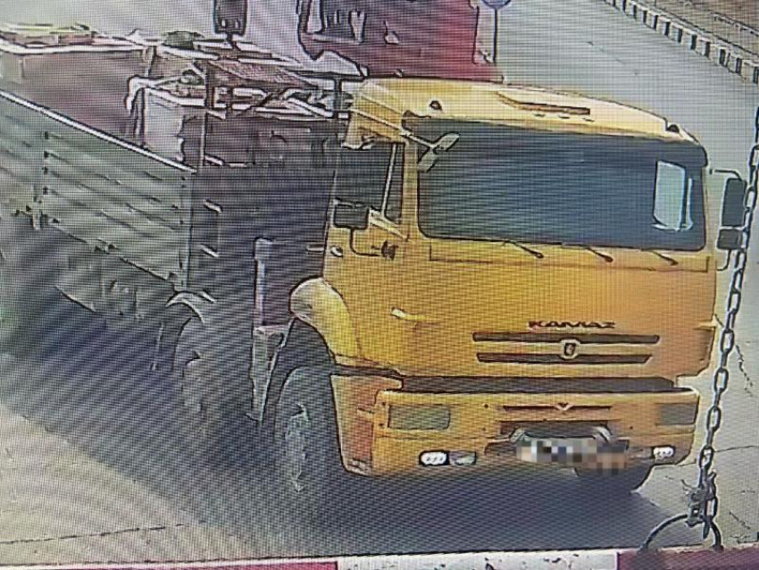 В Астрахани большегрузы продолжают ломать Старый мост