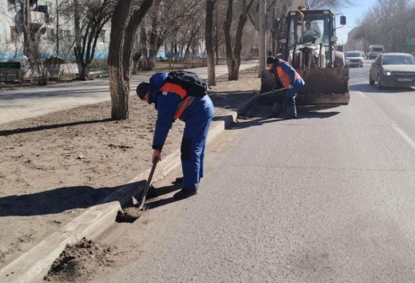 Коммунальщики готовят астраханские улицы к наступлению весны