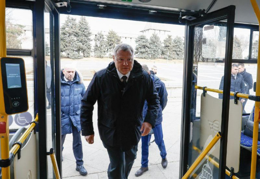 Игорь Бабушкин прокатился на одном из новых астраханских автобусов