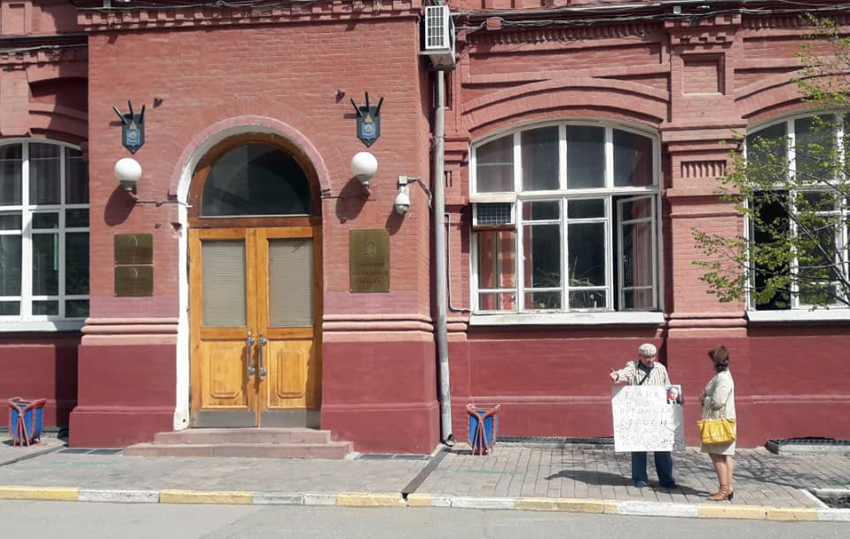 Пикетировавшего администрацию губернатора Астраханской области отправили в психушку