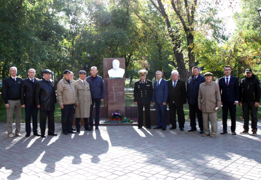 В Астрахани торжественно возложили цветы к бюсту Героя России