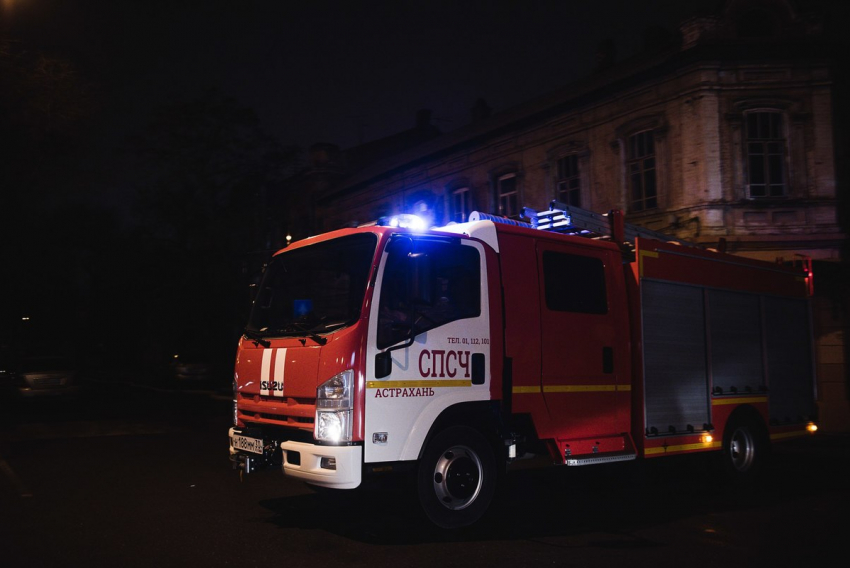 Сразу три крупных пожара вспыхнули за ночь в Астрахани