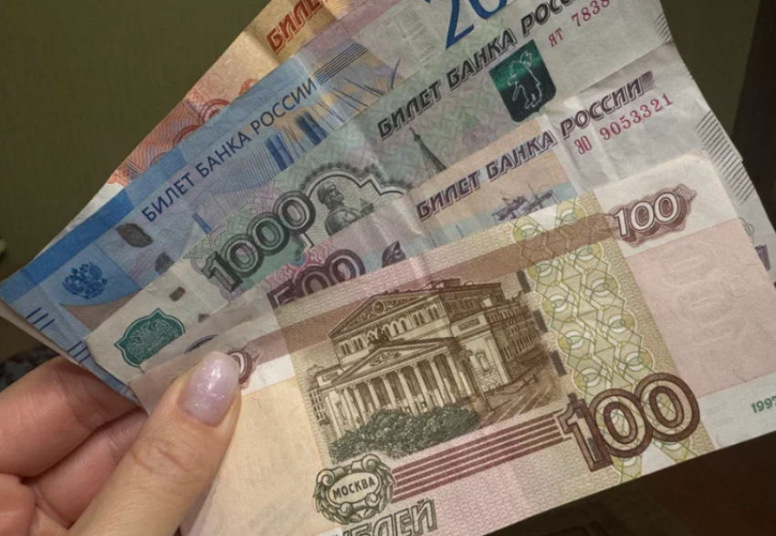 Директор астраханской школы заставляла учительниц скидываться «на занавески»