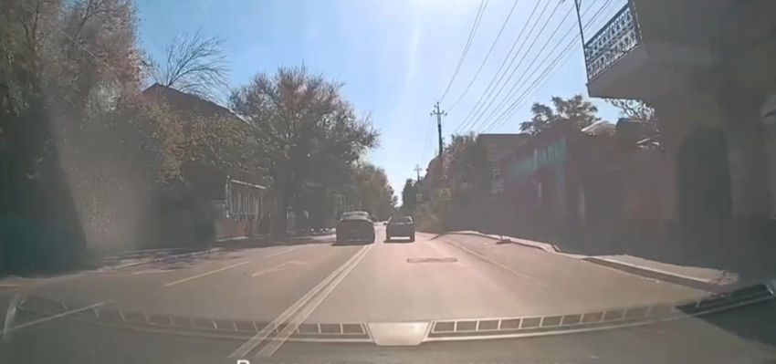 В Астрахани на узкой улице женщина-водитель совершила опасный маневр