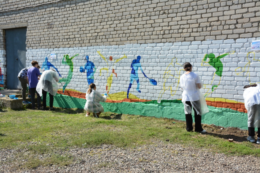 Астраханские школьники создали арт-объект на стене городской школы