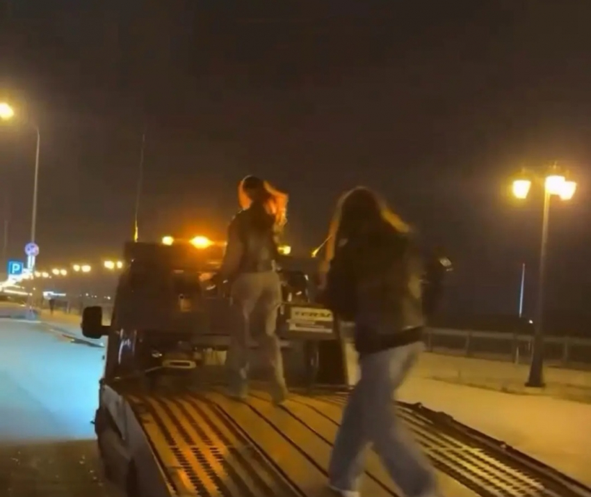 В Астрахани наказали молодежь за веселые танцы в неположенном месте