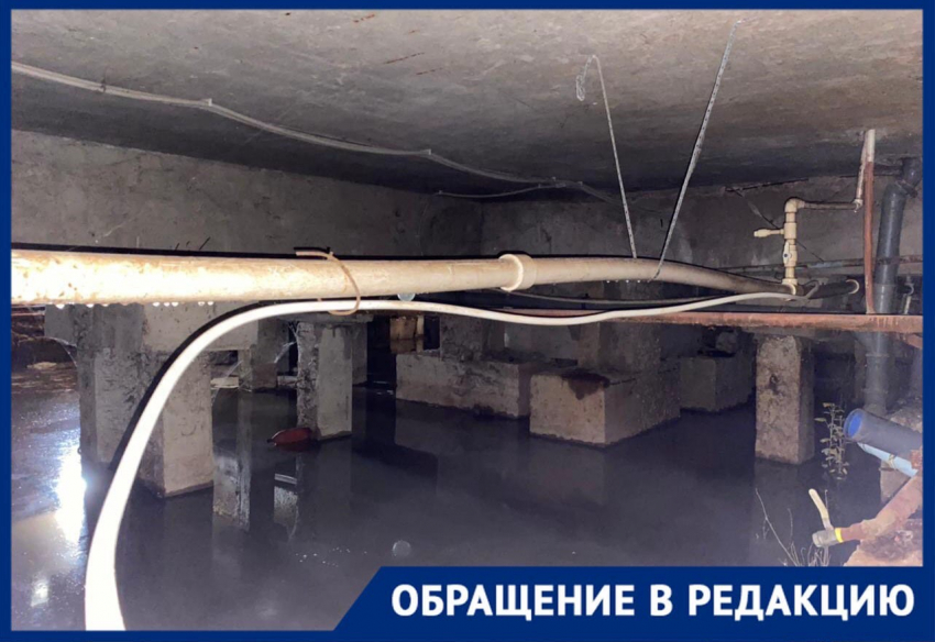 Жители затопленной улицы Генерала Герасименко в Астрахани год ждут ремонта канализации 
