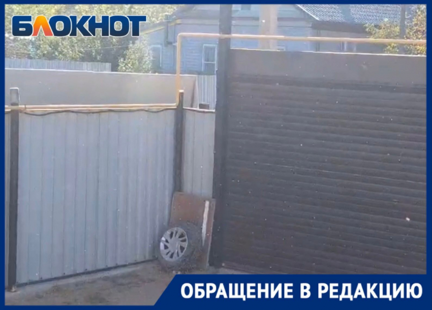 Двор астраханской семьи засыпает шелухой и мукой предприятие по транспортной обработке грузов