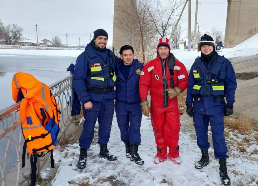 Астраханские спасатели получили медали за эвакуацию людей из разрушающегося дома