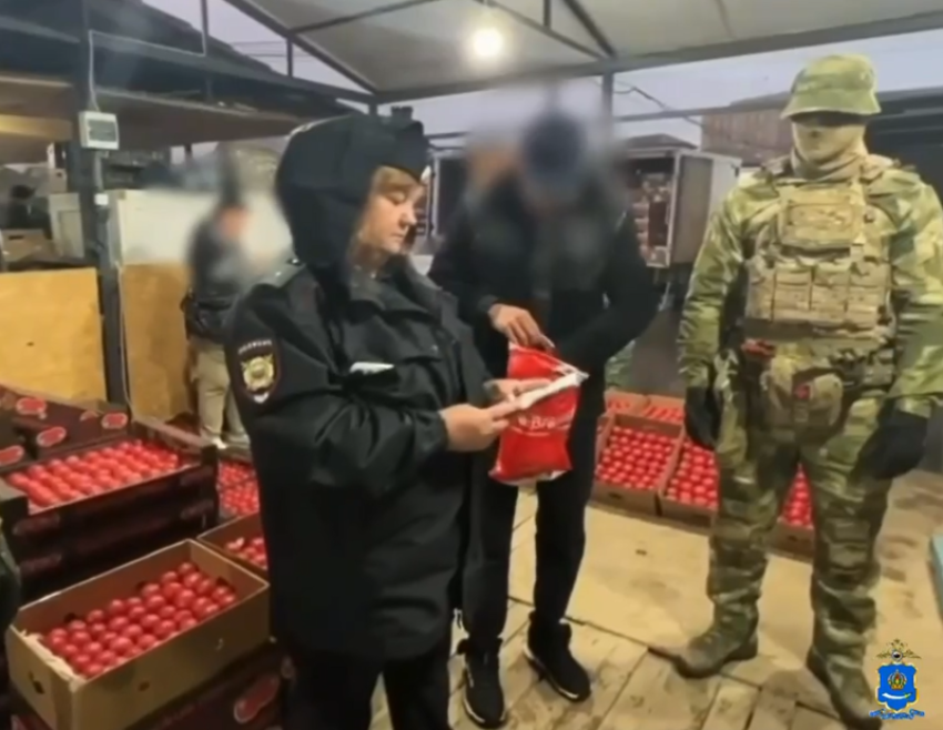 На астраханском рынке задержали 22 человека и отправили в отдел полиции