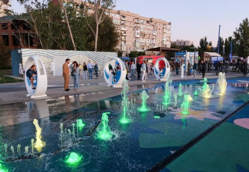 Благоустроенная Комсомольская набережная в Астрахани становится местом притяжения