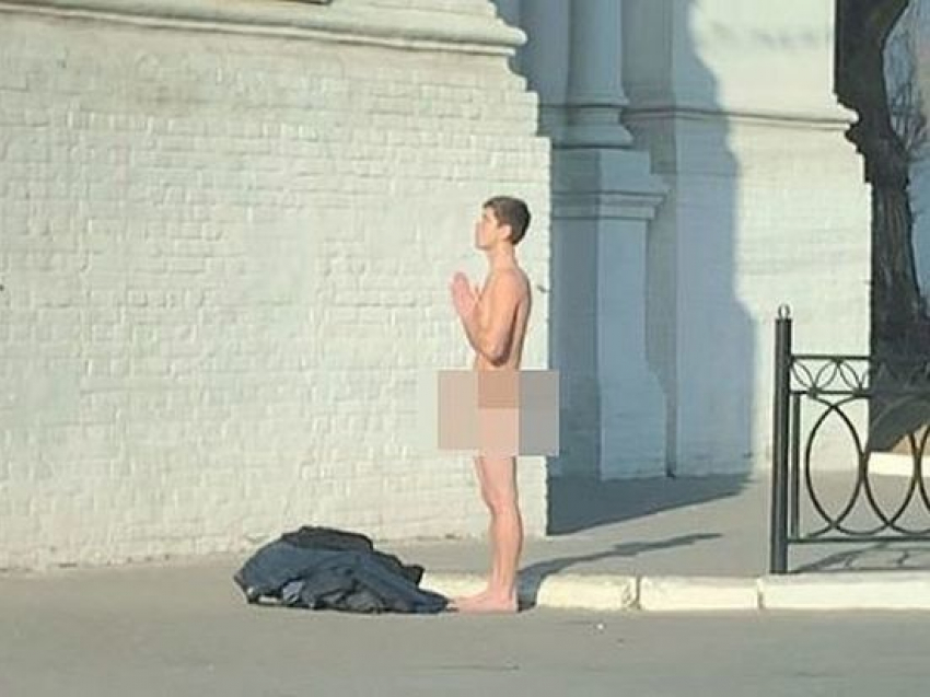Абсолютно голый мужчина помолился у стен Астраханского Кремля