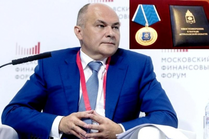 Губернатор Астраханской области Игорь Бабушкин наградил первого замминистра финансов России