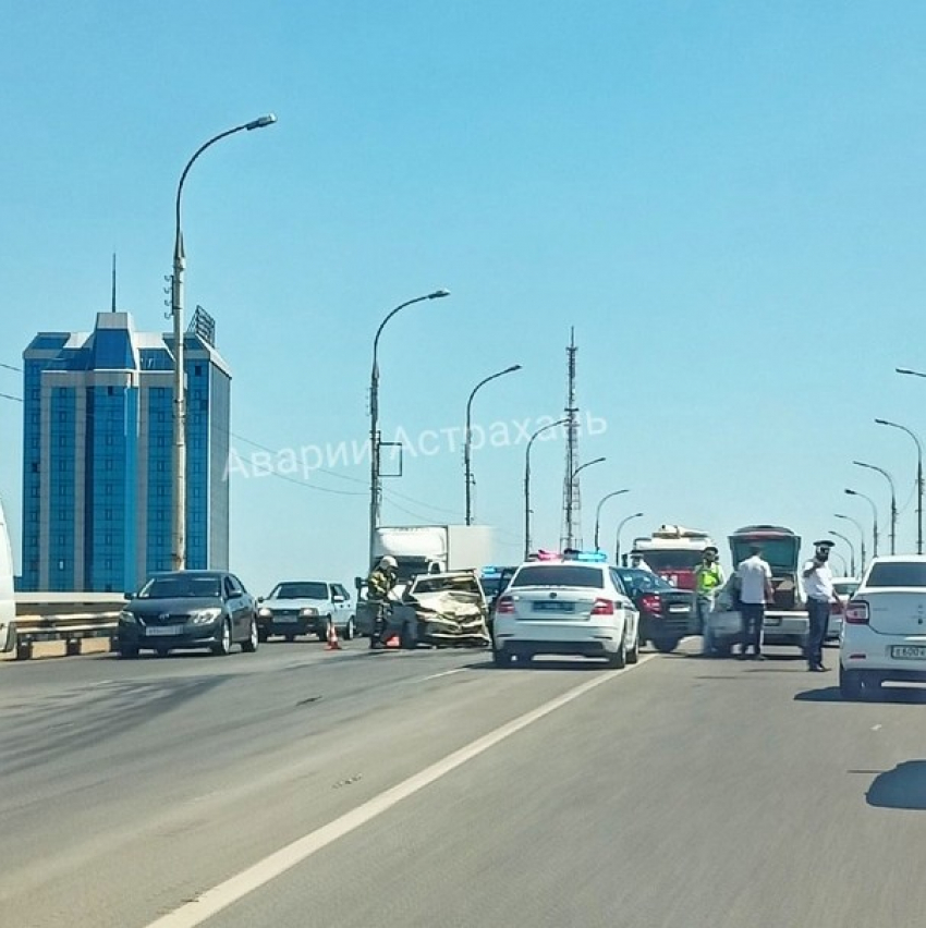 Авария стала причиной гигантской пробки на Новом мосту