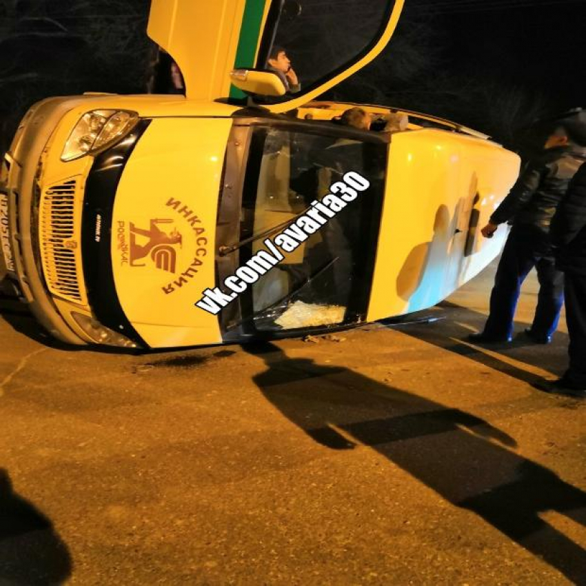 В Астрахани перевернулся инкассаторский автомобиль 