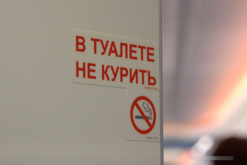 В самолете «Астрахань - Санкт-Петербург» задержали астраханку, курившую на борту