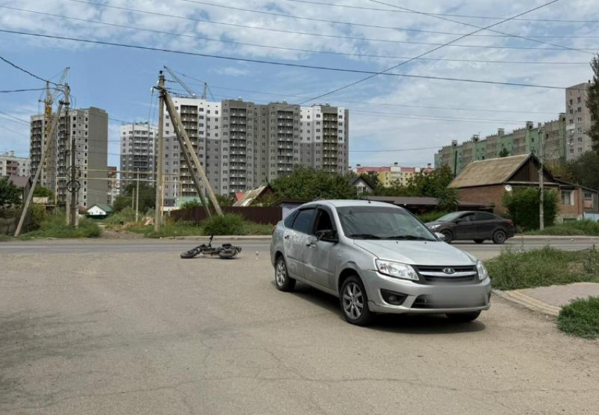 Вот это поворот: астраханец на «Ладе» сбил парня на СИМ во время разворота