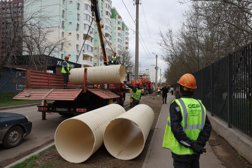 В Астрахани на важном участке меняют канализацию