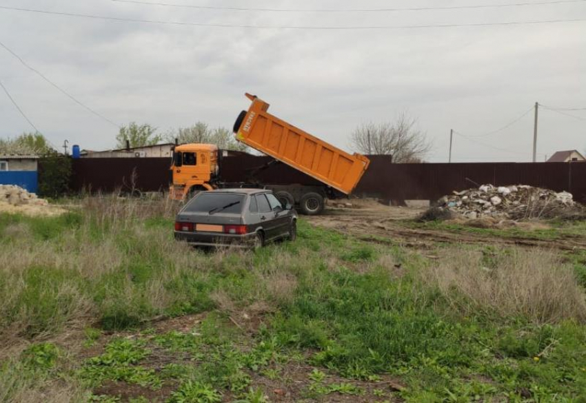 Астраханские инспекторы устроили слежку за нелегальными мусоровозами