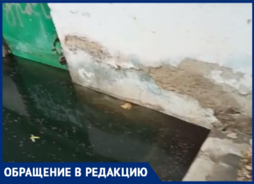 Многоквартирный дом в Астрахани разрушается из-за фекалий
