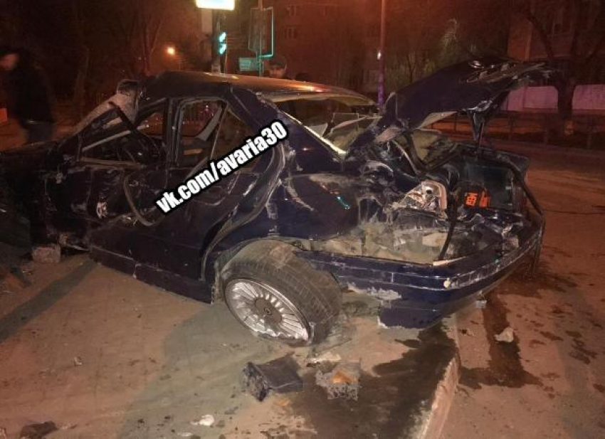 BMW превратился в груду железа после ДТП в Астрахани