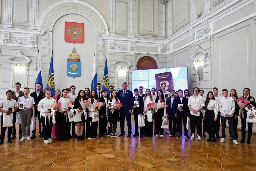 Астраханский губернатор вручил паспорта активистам «Движения первых"