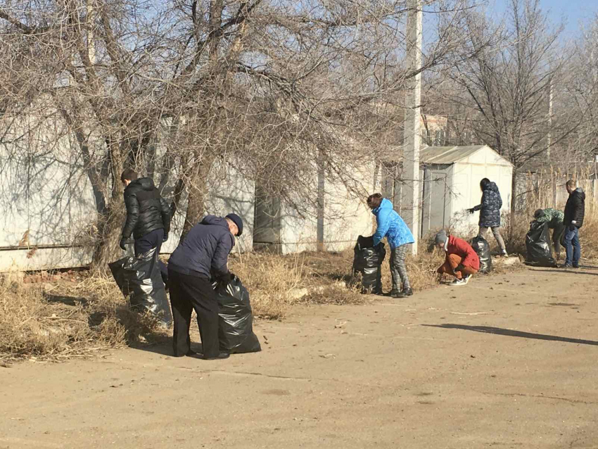 В Астрахани чиновники на улицах убирали мусор и сдирали объявления