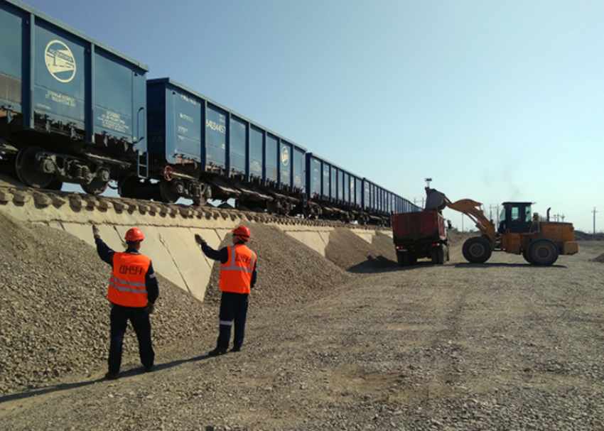 Около полумиллиона тонн щебня переработано на грузовых терминалах ПривЖД в 2025 году для развития автодорог